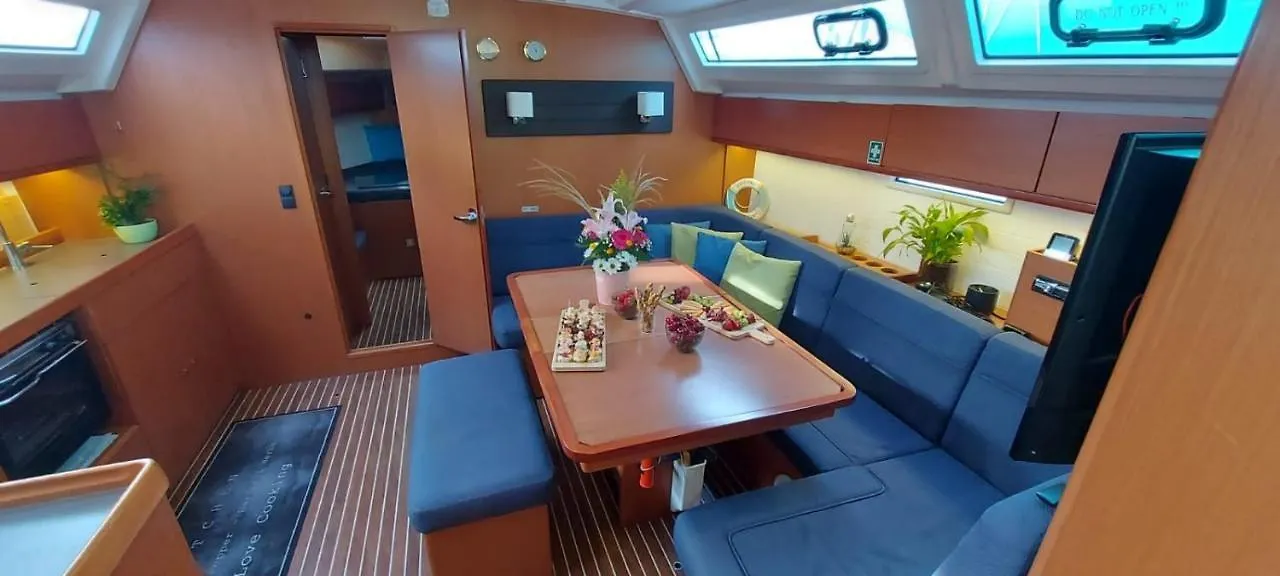 Πλωτό κατάλυμα Sailing Yacht Queen Eliza Βάρνα